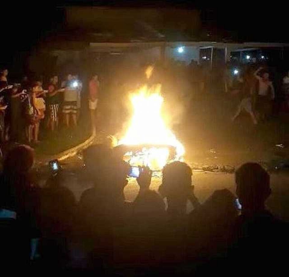 População invade delegacia e mata suspeito de estuprar menina