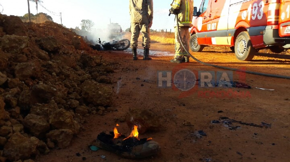 Galões de gasolina explodem em acidente e deixam corpo de homem em chamas