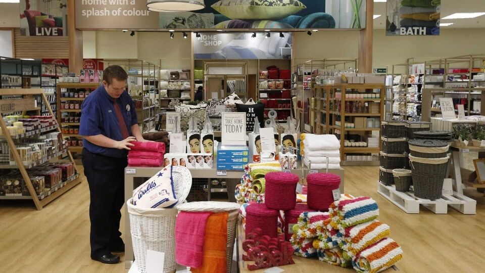 Vendas no comércio recuam 0,6% em maio, diz IBGE