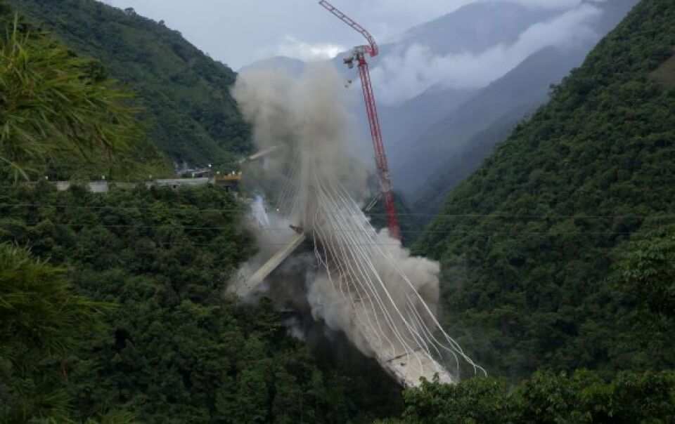 Colombianos procuram culpado pela implosão  da ponte onde morreram 12 trabalhadores [vídeo]