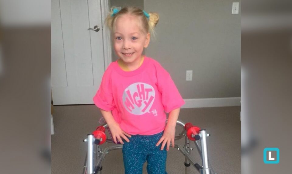 Emoção: menina com paralisia cerebral anda após cirurgia