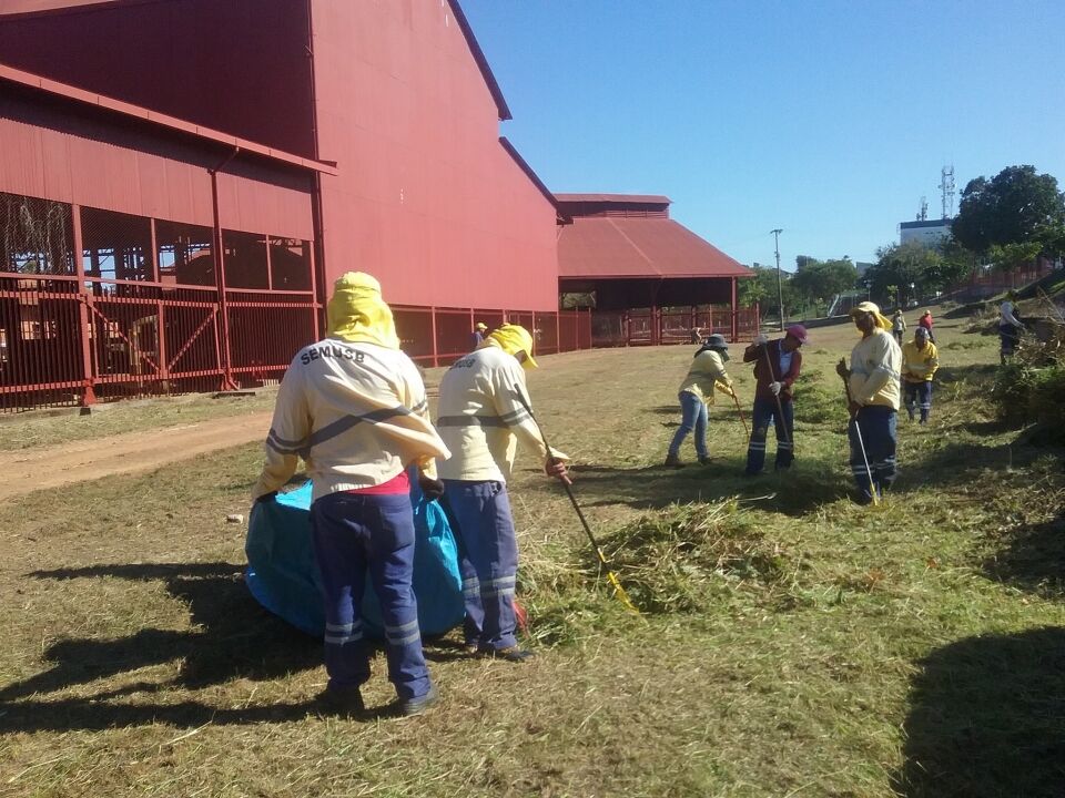 Semusb promove mutirão de limpeza na Praça da EFMM
