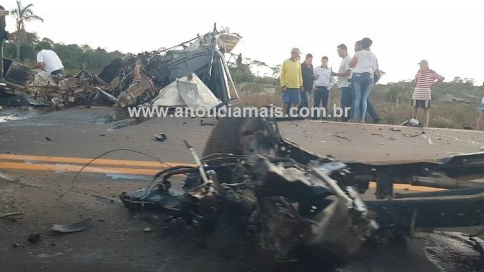 Caminhonete é partida ao meio e motorista morre após colidir com carreta na BR-364
