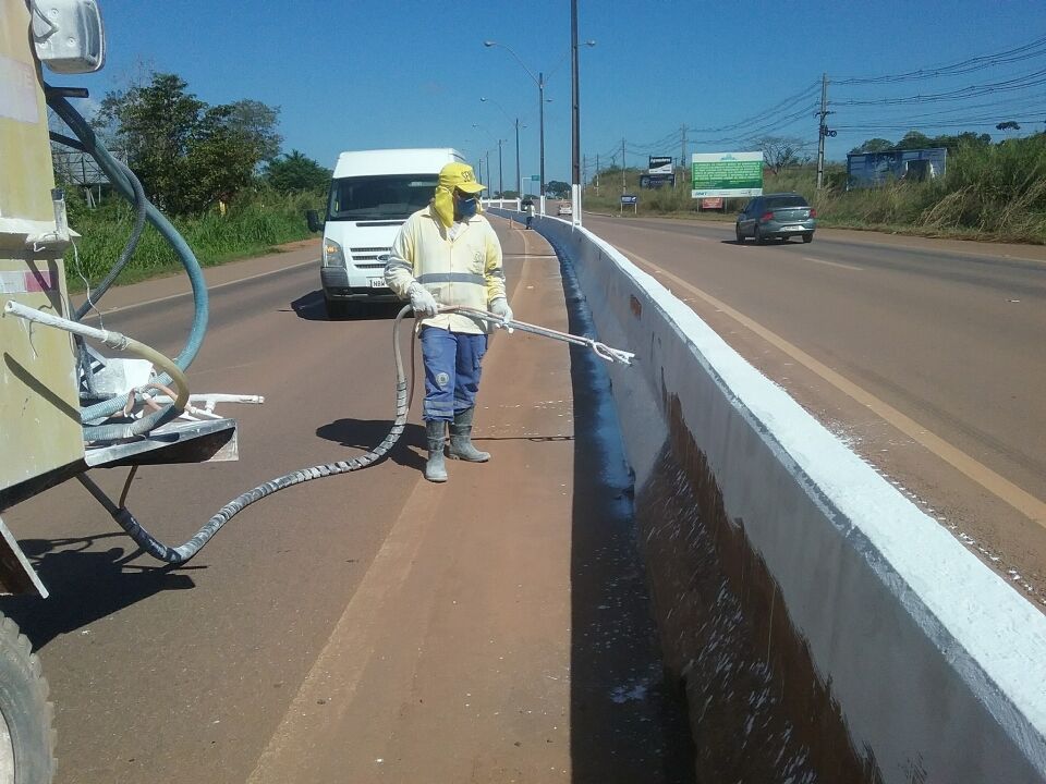 Prefeitura realiza limpeza e pintura da barreira “New Jersey” na BR 364