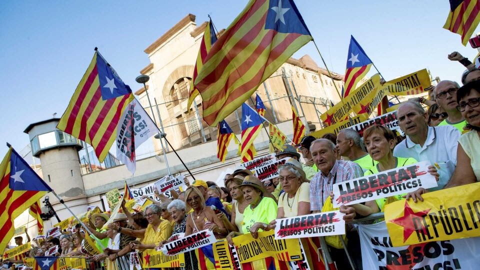 Milhares em Barcelona exigem libertação de presos independentistas
