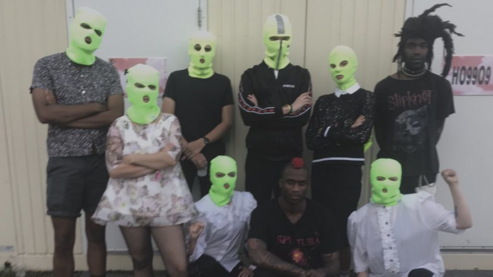 Grupo feminista Pussy Riot assume autoria de invasão na final da Copa