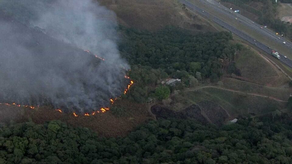 Incêndio atinge região do Pico do Jaraguá e ameaça imóvel