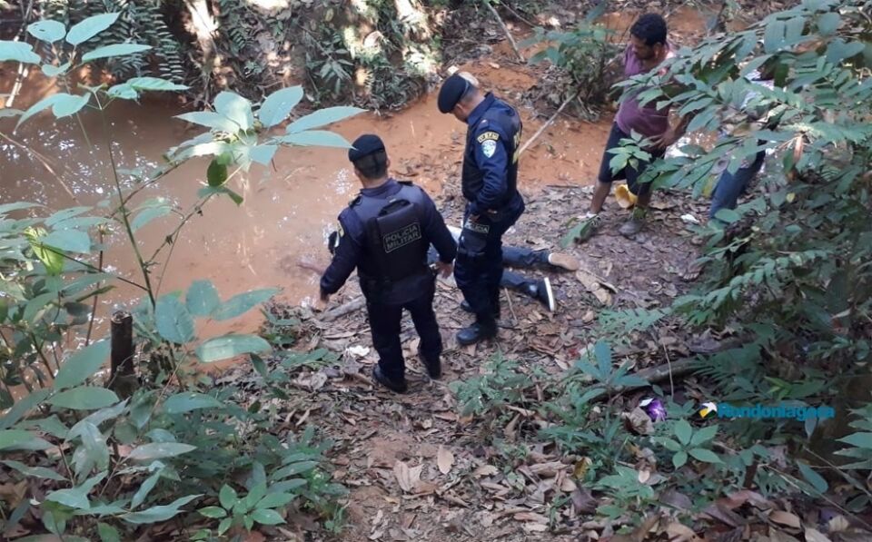 Testemunha de esquartejamento é achada desacordada na margem de riacho em RO