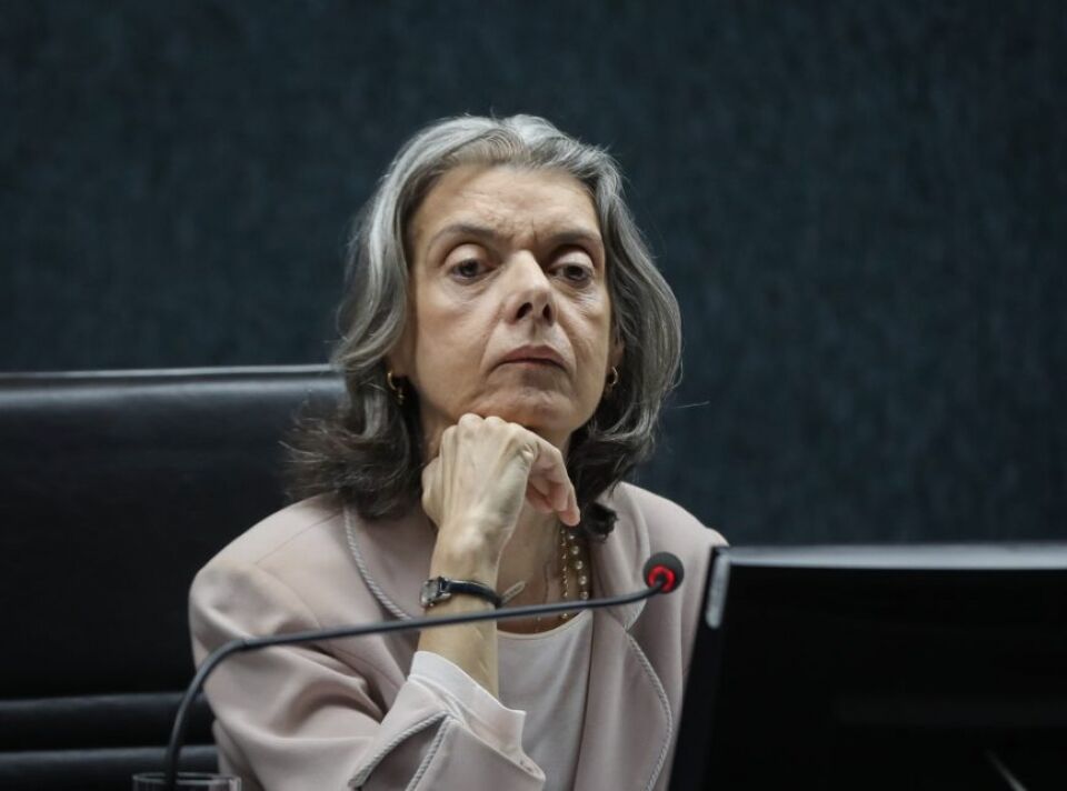 Cármen Lúcia suspende resolução que permitia cobrar até 40% por exames