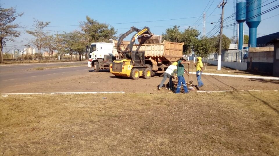 Semusb desmente fake news sobre lixo na Jorge Texeira com Rio Madeira