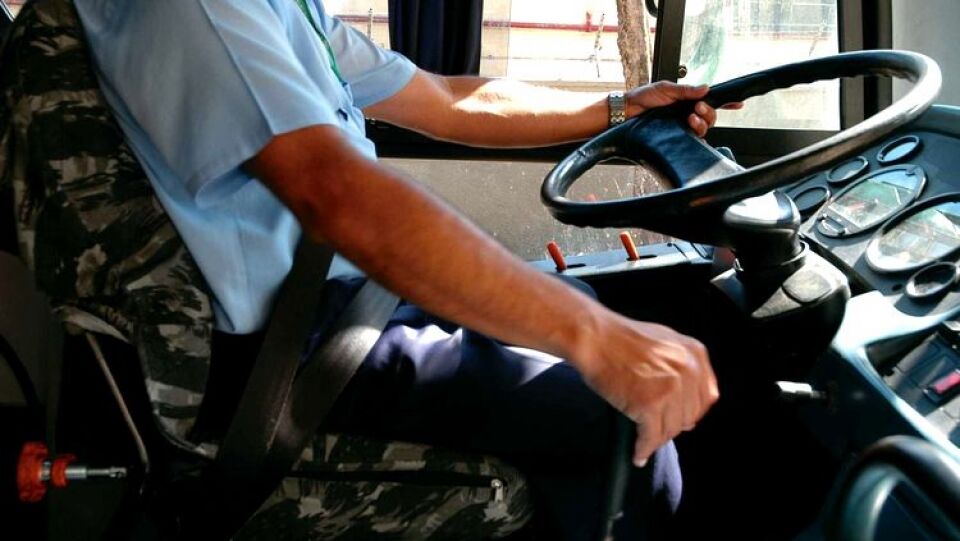 Motorista de ônibus que faz cobrança não receberá por acúmulo de função