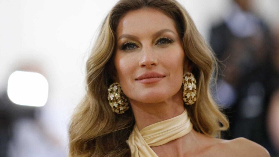 Gisele Bündchen recebe bolo trocado no dia de seu aniversário