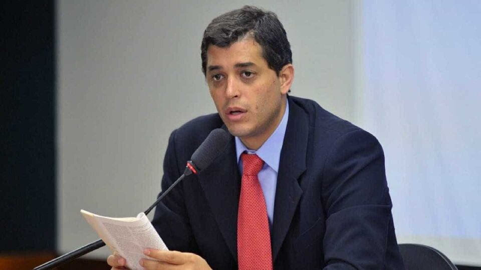 Índio da Costa ao lançar candidatura: 'Antes só do que mal acompanhado'