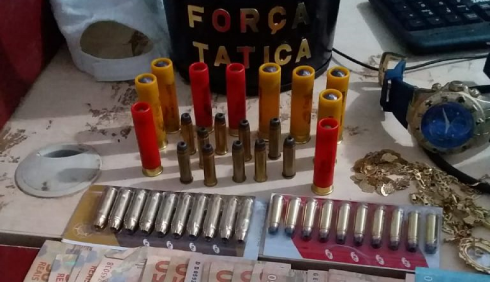 Polícia prende casal na zona leste com dinheiro e munições de vários calibres