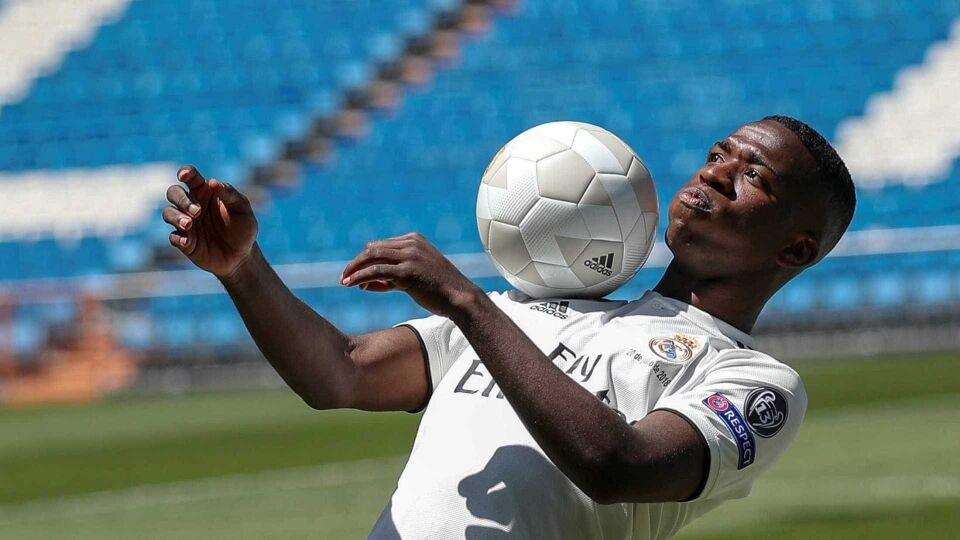 Vini Jr. brilha em treinos, é abraçado por Benzema e vê 'BBV' no Real