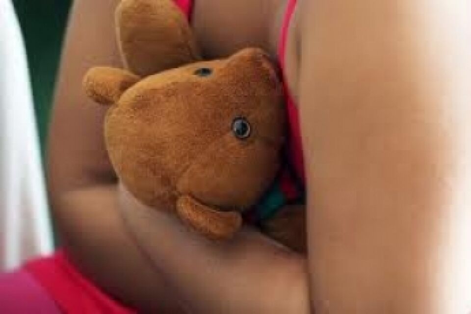 PAI É FILMADO TENTANDO ESTUPRAR FILHA DE 7 ANOS