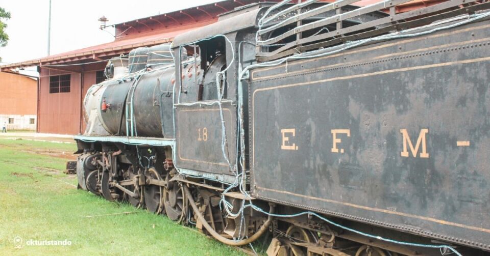 É inverídica a informação de que a Semusb colocou fogo em entulhos sobre locomotivas da EFMM