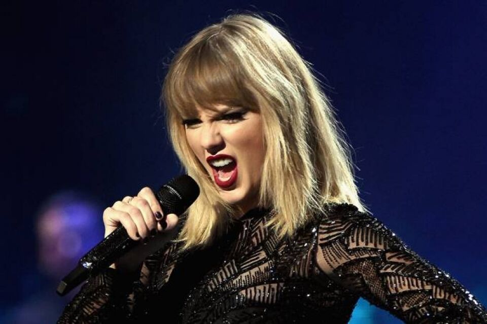 Taylor Swift leva rasteira de dançarino e cai no palco