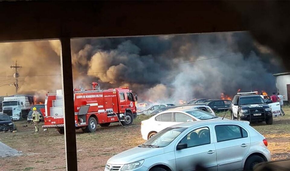 Fogo de grandes proporções destrói carros no pátio do DENARC
