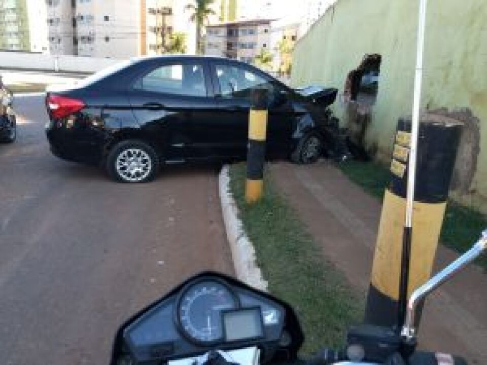 Motorista perde controle de direção e choca em muro de condomínio