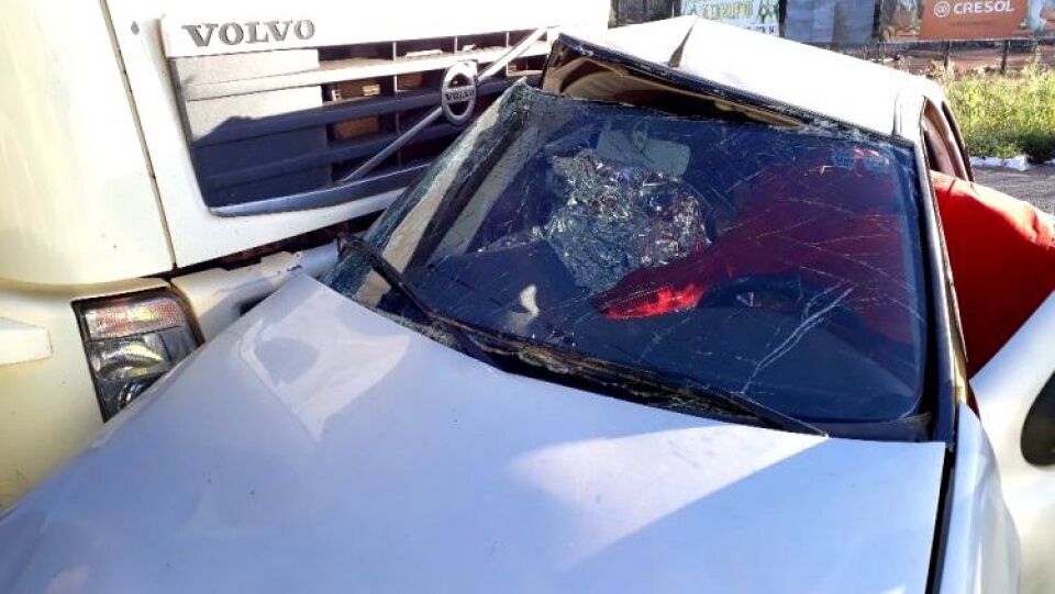 Carreta arrasta carro e mata idosa na BR-364