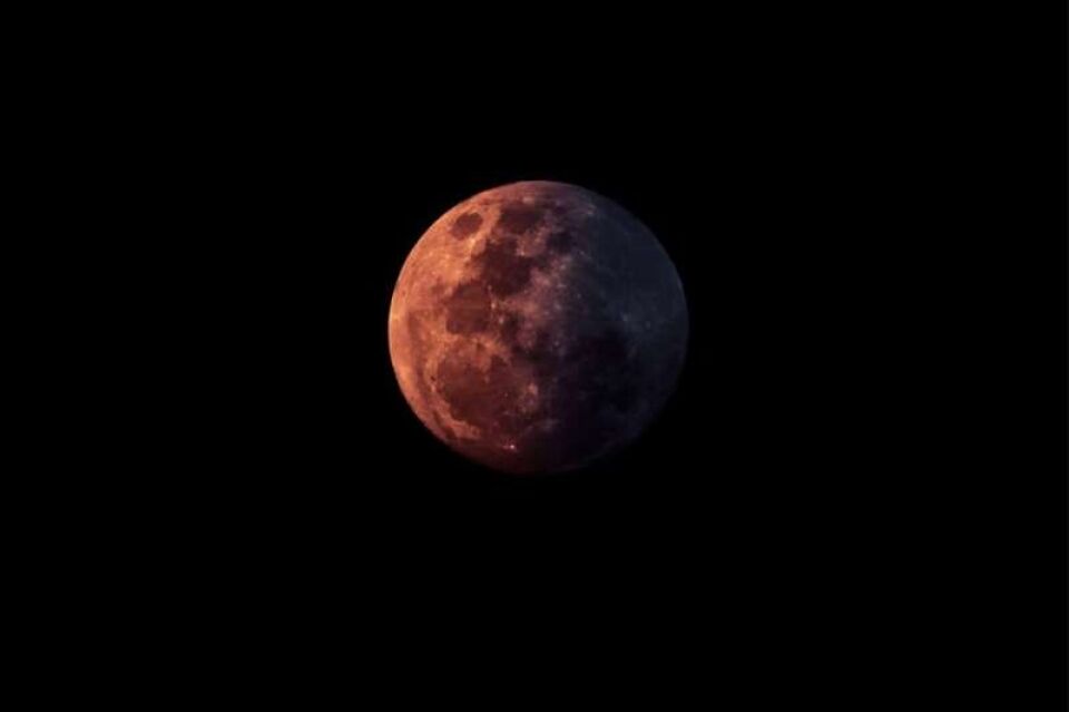 O mundo olha para o céu para ver a "lua de sangue"