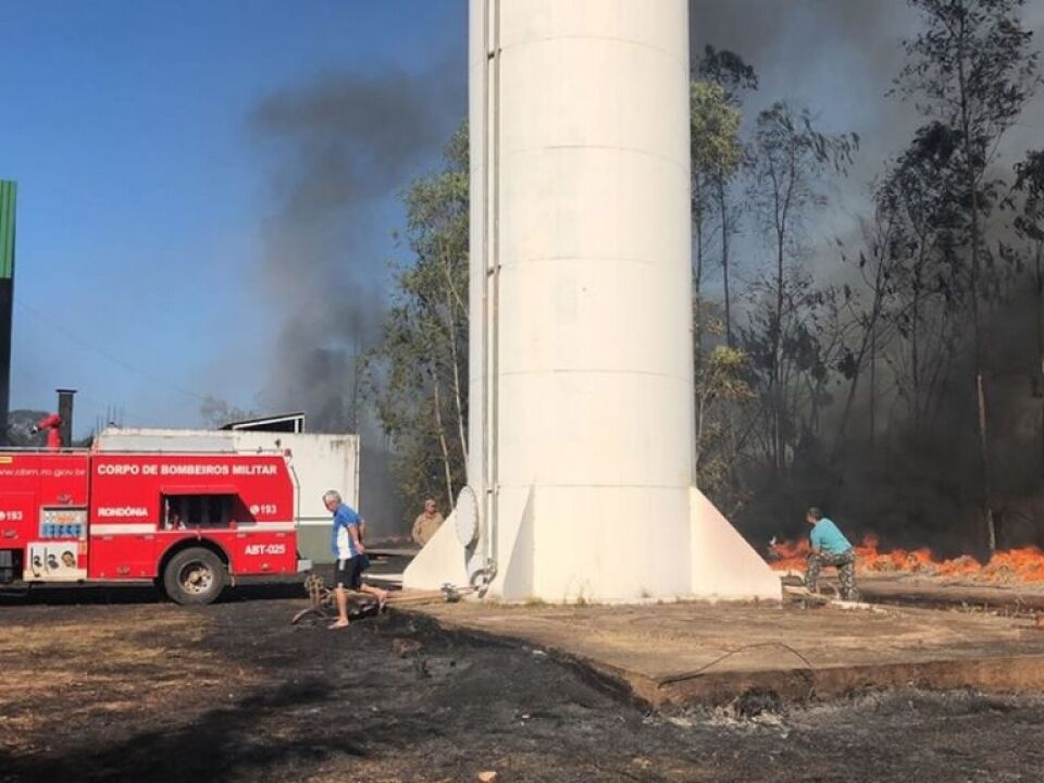 Incêndio atinge extremidades do Senai e empresa de reciclagem em Porto Velho