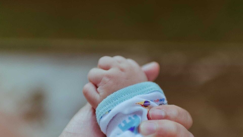 Bebê nasce após mãe ser arremessada de caminhão e morrer em acidente