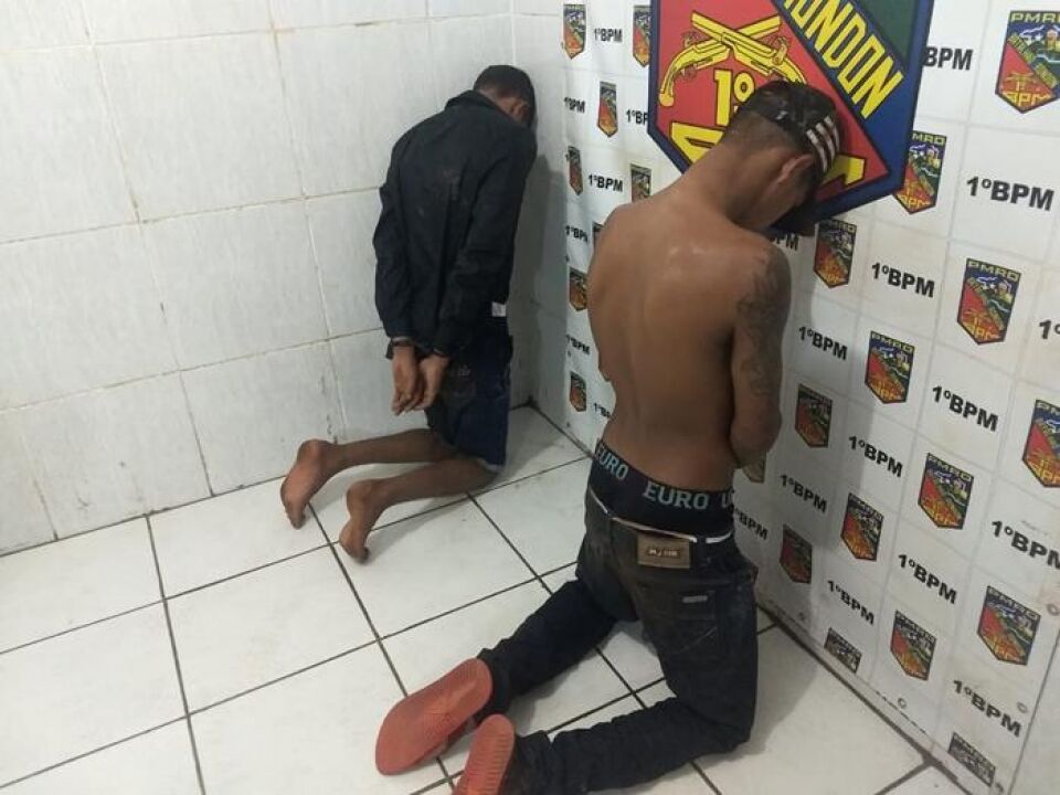 Dupla armada assalta posto de combustível e faz refém na capital