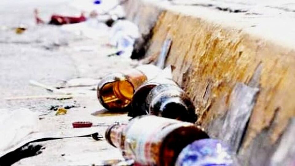 Mulher é atacada a golpes de garrafa por "conhecida" do marido