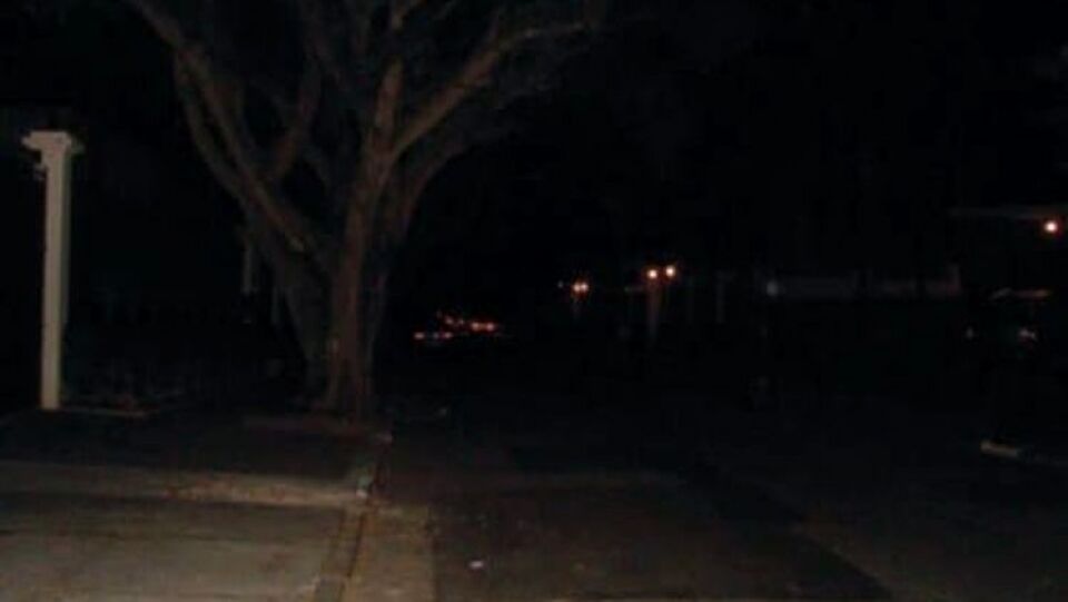 Mulher é estuprada atrás de condomínio por motociclista armado