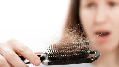 6 hábitos que você deve evitar para diminuir a queda de cabelo