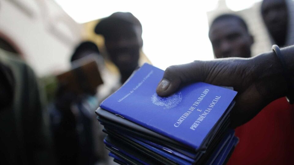 Desemprego tem queda de 12,4% e ainda afeta quase 13 milhões