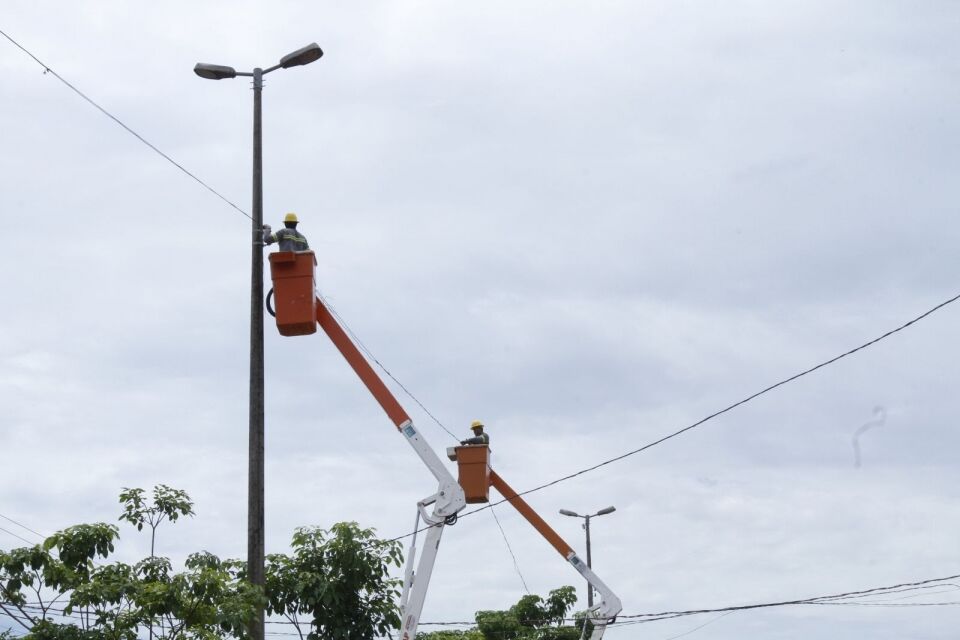 Prefeitura revitaliza iluminação em três avenidas da capital, totalizando 15 Km de extensão