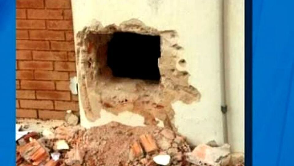 Bando faz buraco em parede e pratica arrastão em loja de joias