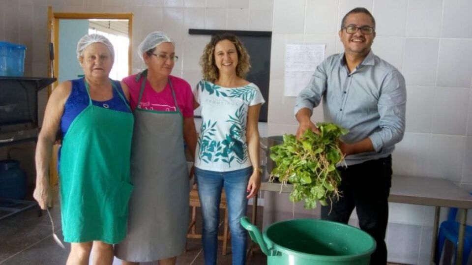 Hospital municipal de Rolim de Moura recebe doação de verduras da horta orgânica instalada em presídio