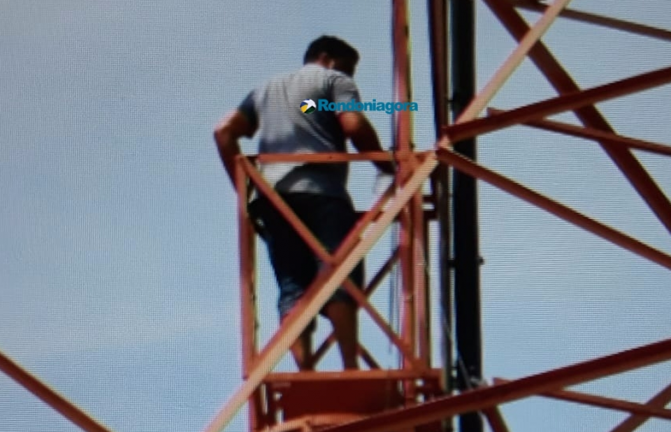 Vídeo: Homem sobe na torre da TV Rondônia e ameaça se jogar, em Porto Velho