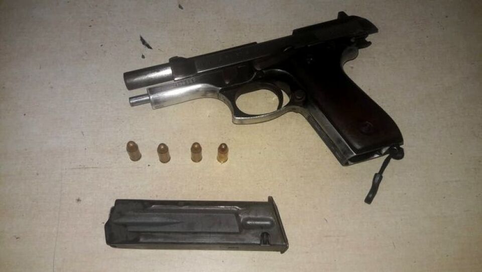 Homem é preso portando pistola dentro de carro