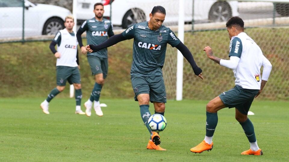 Atlético-MG e Internacional se enfrentam nesta segunda por vaga no G-4