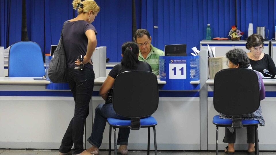 Saiba quando vale quitar a dívida com INSS e aposentar
