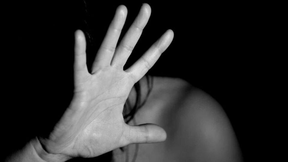 Mulher cai do 3º andar de um prédio e morre, policia investiga o caso