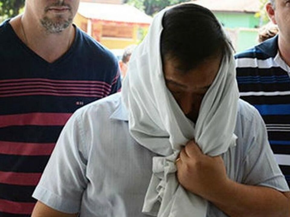 Médico acusado abuso deixa a prisão para operar paciente