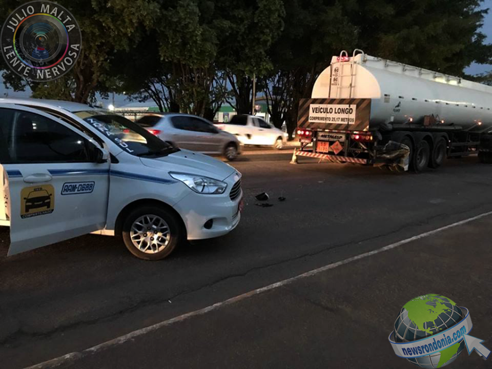 Carreta arrasta táxi compartilhado com passageiros e arranca porta do motorista na avenida Jorge  Teixeira