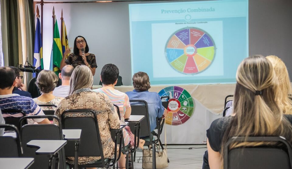 Agevisa treina profissionais especializados em HIV/AIDS