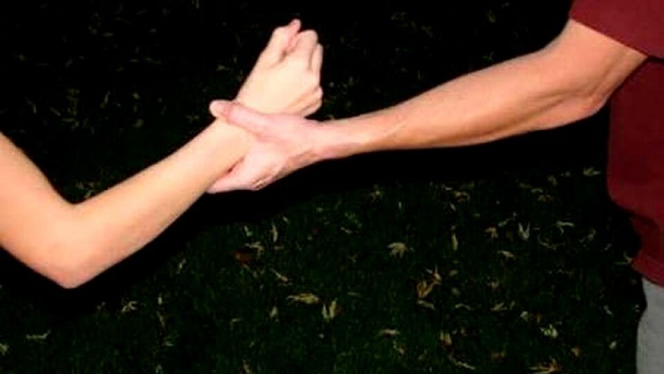 Namorado pega de surpresa namorada lhe traindo, e a espanca