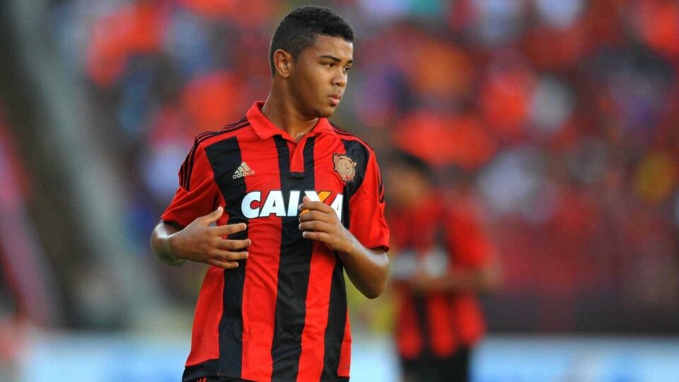 Torcedores fazem Corinthians desistir de Juninho, acusado de agredir ex