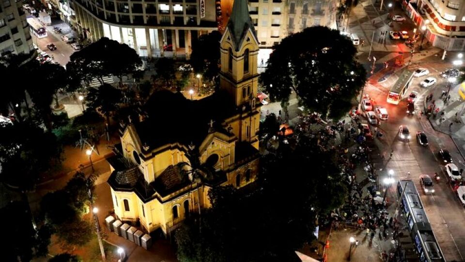 Sem-teto deixam Largo do Paissandu 101 dias após tragédia