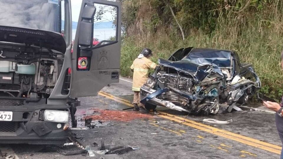 Acidente com caminhão da Marinha deixa feridos na BR-101, em Angra