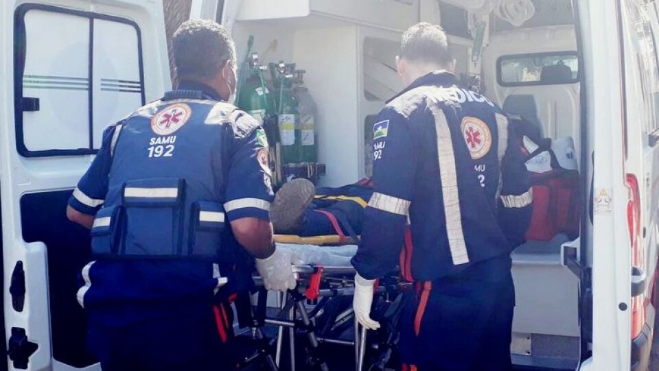 Homem é baleado na frente do filho e esposa ao chegar em casa