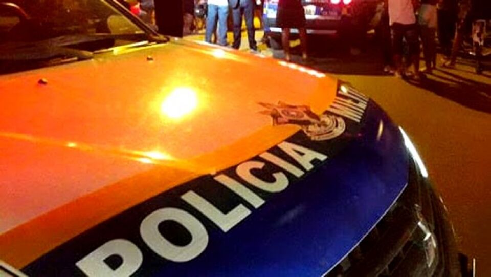 Vítima leva tiro no rosto ao reagir roubo de motocicleta